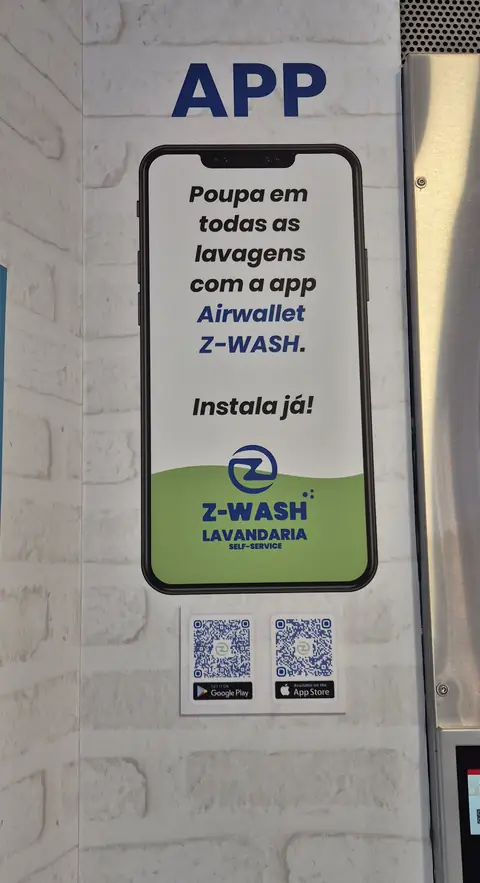 Cartaz da app Airwallet Z-WASH na parede da loja, com códigos QR