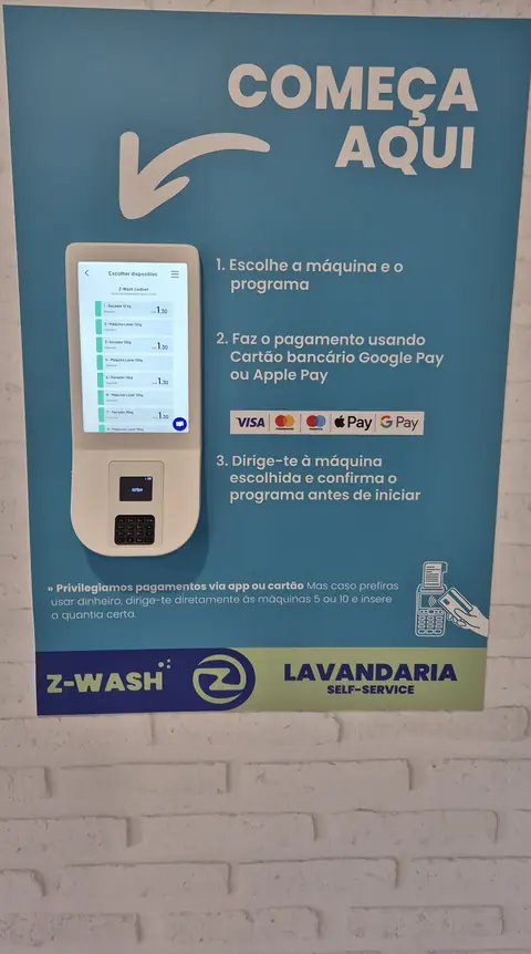 Cartaz Começa Aqui junto ao terminal de pagamento da loja