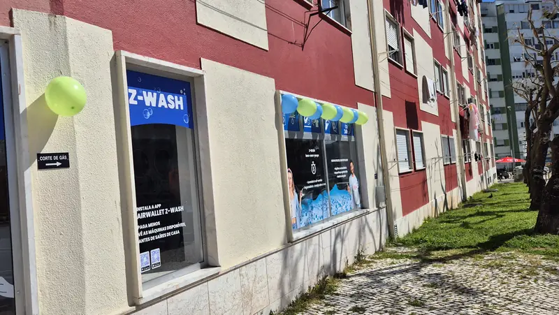 Fachada da Z-WASH Odivelas com as montras da marca